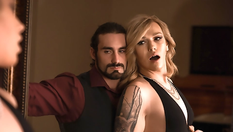 Spanish babe's pussy in a hot tub