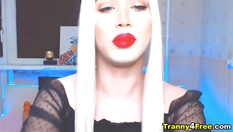 Ta suffers ritta keen & her firsto