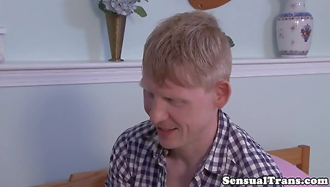 Sa aviesovert displayding with her friend